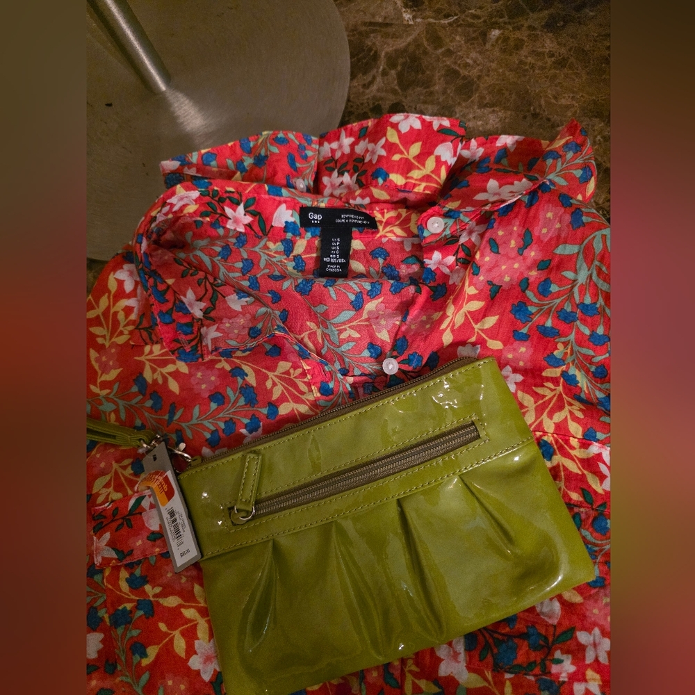 GAP Fitted Boyfriend Floral Shirt. Small. ECU. (+ NWT bonus clutch/wristlet)